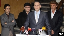 Министерот за здравство Никола Тодоров и синдикалните лидери во здравството д-р. Дејан Ставриќ од Самостојниот синдикат на Клинички центар и д-р Љубиша Каранфиловски од Гранковиот синдикат за здравство на прес-конференција во Скопје на 19 декември 2012.