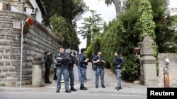 Polițiști italieni păzind una dintre intrările Ambasadei Omanului de la Roma, unde pe 19 aprilie are loc a doua rundă de negocieri americano-iraniene.