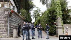 Italijanski policajci na jednom od ulaza u ambasadu Omana u Rimu gdje se održava druga runda pregovora između Irana i Sjedinjenih Država, 19. aprila 2025.
