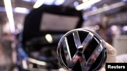 Logo-ul companiei Volkswagen (REUTERS/Fabian Bimmer)
