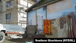 Дом у строящегося здания в Астане. Иллюстративное фото. 