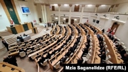 ოპოზიციონერმა დეპუტატებმა უფლებამოსილების შეწყვეტა თავად მოითხოვეს.