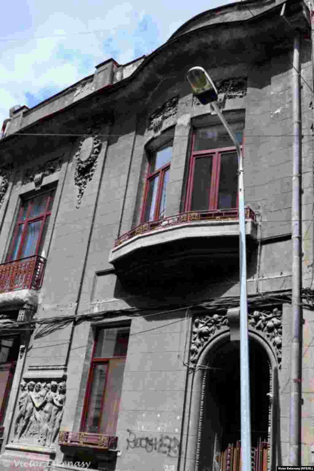 Clădire cu ornamentație Art Noveau pe Str. Sfinților, zona Colțea, București