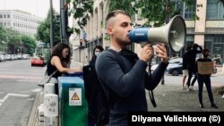 Даниел Янев на протестите в Берлин