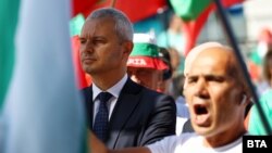 Костадин Костадинов по време на протест срещу еврото пред централата на ГЕРБ. 