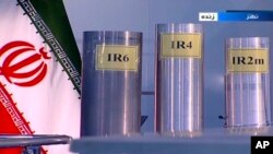 Центрифуги для обогащения урана, произведенные на заводе в иранском Нетензе, кадр из программы иранского ТВ