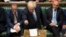 Premierul britanic Boris Johnson în Camera Comunelor, unde guvernul său are o majoritate milimetrică, după cum spune Traian Ungureanu