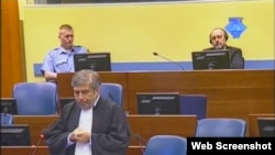 Zoran Živanović, advokat Gorana Hadžića koji se vidi u pozadini