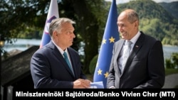 Janez Janša szlovén miniszterelnök emléklapot ad át a koronavírus-járvány első hulláma során nyújtott magyar segítségért Orbán Viktor miniszterelnöknek a szlovéniai Bledben 2020. szeptember 1-jén