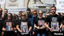 Porodice poginulih u noćnom klubu u Kočanima drže slike svojih najmilijih na protestu u Skoplju, Sjeverna Makedonija, 29. aprila 2025.