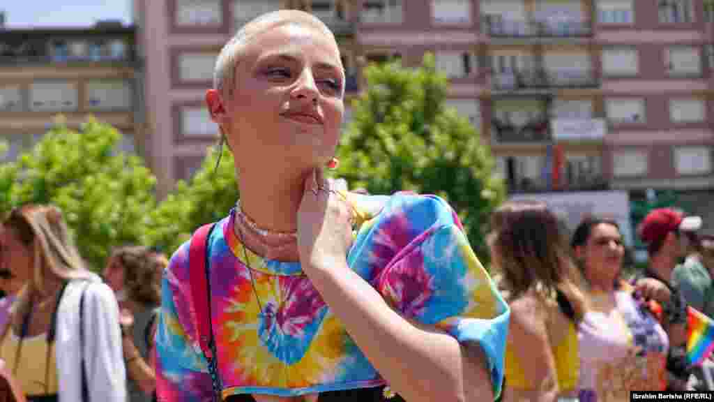 Pjesëmarrësit bënë thirrje për solidaritet, barazi, drejtësi dhe ndryshim shoqëror.