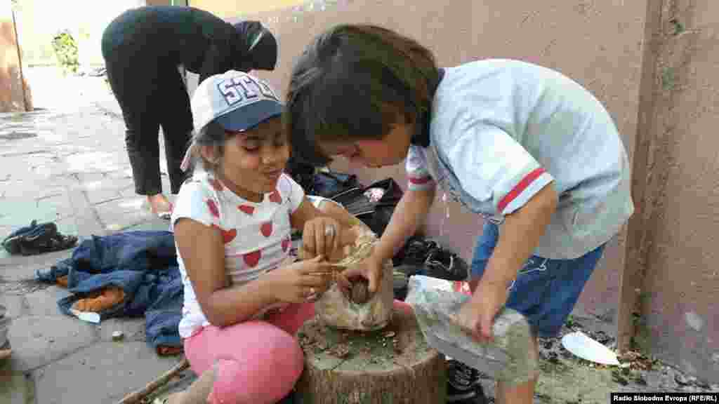 Бегалци од Сирија на железничката станица во Демир Капија.