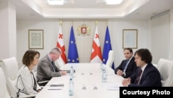 ფოტო არქივიდან. რობინ დანიგანი და ირაკლი კობახიძე საქართველოს მთავრობის ადმინისტრაციის შენობაში. 2024 წლის 17 სექტემბერი