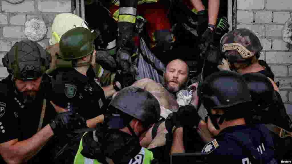 Az ukrán hatóságok adatai szerint öten meghaltak – köztük egy gyerek – és 19-en megsérültek amikor hétfőn, a hajnali órákban dróncsapás ért egy lakóövezetet Harkivban, alig egy nappal azután, hogy Donald Trump amerikai elnök a háború befejezéséről tárgyalt Vlagyimir Putyin orosz elnökkel. A képen az ukrán mentőalakulat tagjai egy sebesültet menekítenek ki az eltalált épületből, augusztus 18-án