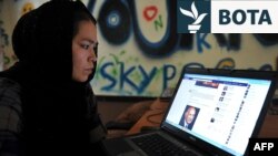 Një afgane duke shfletuar Facebook-un në një kafene në Kabul, para se talibanët të merrnin pushtetin më 2021. 