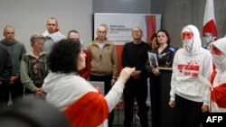 Corul „Volny Hor” belarus intonând imnul țării, în fața liderei opoziției Sviatlana Țihanouskaia (a treia din dreapta) și a deținuților politici eliberați, la o conferință de presă la Vilnius, pe 12 septembrie.