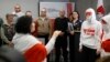 Corul „Volny Hor” belarus intonând imnul țării, în fața liderei opoziției Sviatlana Țihanouskaia (a treia din dreapta) și a deținuților politici eliberați, la o conferință de presă la Vilnius, pe 12 septembrie.