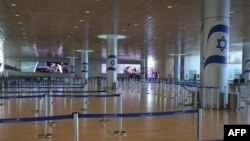 Sala de plecări fără pasageri de la Aeroportul Ben Gurion din apropiere de Tel Aviv pe 13 iunie 2025, după ce Israelul și-a închis complet spațiul aerian.
