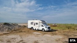 В Дуранкулак се провежда акция срещу коли и каравани, паркирани на плажа, 7 август 2025 г.