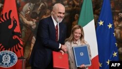La 6 noiembrie 2023, Edi Rama și Giorgia Meloni pozează cu acordurile în baza cărora Albania va „importa” migranți din Italia, pentru triere și procesare. 