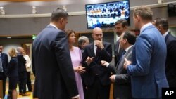 Șeful diplomației franceze, Jean-Noel Barrot (centru), vorbind cu alți colegi din UE înainte de o reuniune a miniștrilor europeni de Externe dominată de conflictul dintre Israel și Iran, Bruxelles, 23 iunie