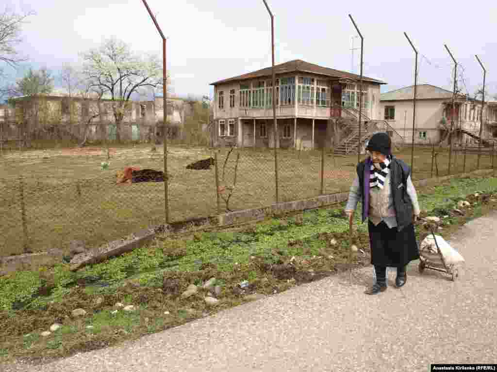 Пенсионеры в Гали: пенсии - 500 рублей, за электричество нужно платить 300 рублей в месяц, иначе попадешь в публичные списки неплательщиков