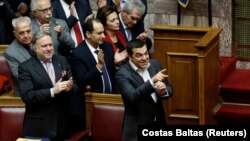 Ципрас остана без мнозинство в парламента, но договорът беше приет с покрепата на опозиционни и независими депутати.