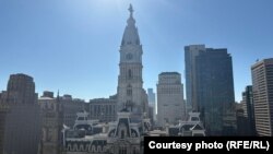 Vedere către clădirea primăriei din Philadelphia de pe un zgârie-nori de vizavi.