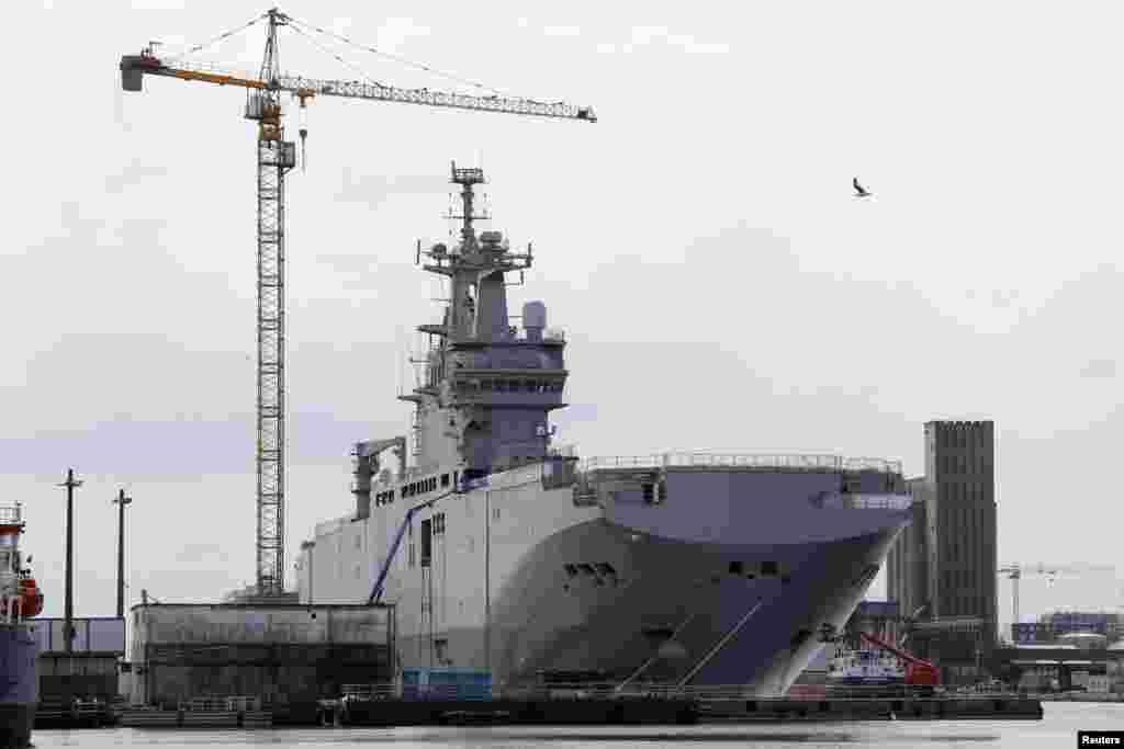 Вертолетоносец "Владивосток" на верфи французского города Сент-Назер, март 2014 года