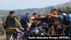Мигрантите се пробија на македонска територија 