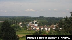 Vrginmost je najveće mjesto u općini Gvozd. Incident osuđuju i predstavnici domaćih Srba koji su u većini, i predstavnici doseljenih Hrvata iz Bosne i Hercegovine, koji su se tamo nastanili.