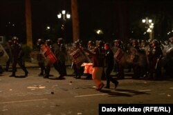 Полицаи се движат в района на президентския дворец в Тбилиси, 4 октомври 2025 г.