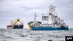 Svédország és más országok haditengerészete fokozta a járőrözést a Balti-tengeren, miután incidensek sorozata rongálta meg a tenger alatti üvegszálas kábeleket, nem egyszer szándékosan.