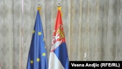 Знамиња на ЕУ и Србија