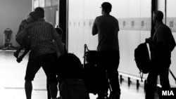 Луѓе со куфери на скопскиот аеродром