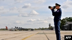 Ruski vojni oficir na aerodromu u Batajnici 