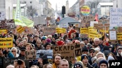 Участници на демонстрация срещу расизма и крайнодясната политика в Мюнхен