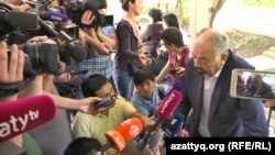 Актер Тунгышбай Жаманкулов (справа) дает интервью журналистам после приговора. Алматы, 1 июня 2017 года.