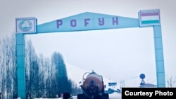 Грузовик с цементом въезжает на территорию Рогунской области. Таджикистан, 2009 год.