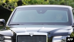 În imaginea distribuită de agenția rusă de stat rusă Sputnik, Vladimir Putin conduce o limuzină Aurus, cu Kim Jong-un în dreapta sa. BBC scrie că nu este clar dacă este același Aurus livrat lui Kim în februarie cu încălcarea embargoului impus de SUA sau altul. 