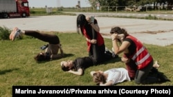 "Radimo masaže i fizikalnu terapiju po potrebi": Marina Jovanović sa koleginicom i studentkinjama na pauzi trke ka Briselu