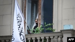 Zastava Islamskog emirata Afganistana na balkonu afganistanske ambasade u Moskvi 4. jula 2025.
