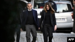 Bivši francuski predsednik Nikola Sarkozi sa suprugom Karlom Bruni izašao je iz svog doma pre odlaska u zatvor na izdržavanje petogodišnje kazne, 21. oktobar 2025.