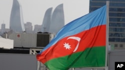 საილუსტრაციო ფოტო: აზერბაიჯანის სახელმწიფო დროშა ბაქოს ფონზე