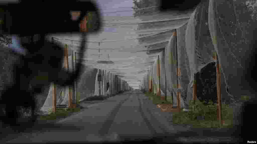 A frontvonal mellett elhelyezkedő Kosztyantynivka egyes útjait már teljesen körbevették drónfogó hálókkal