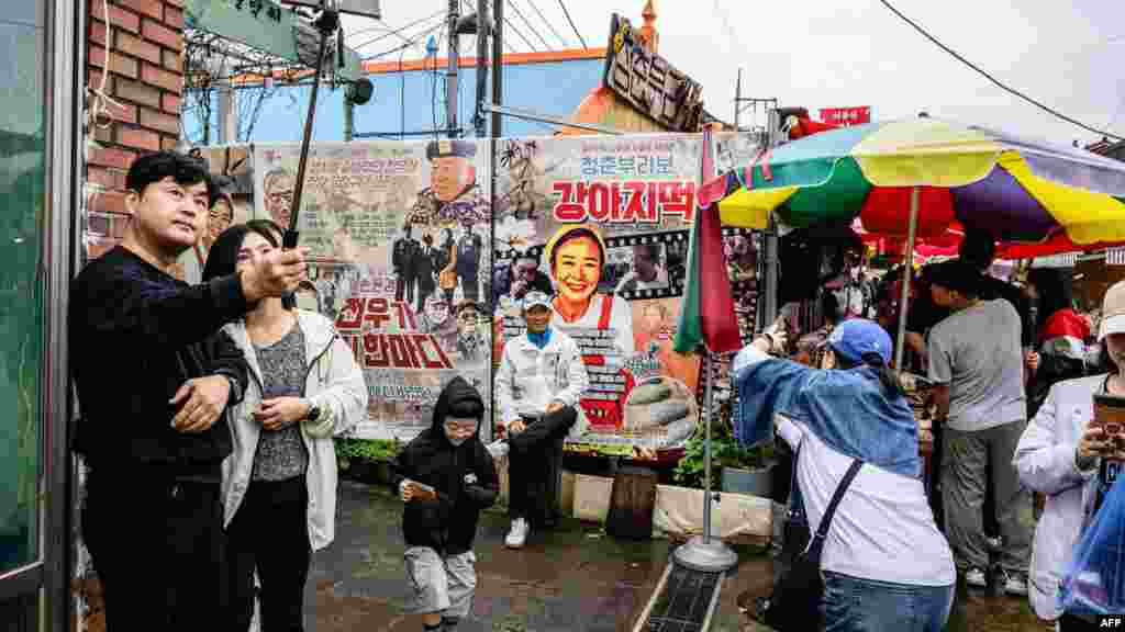 A menekültek és más idős emberek ünnepi napokon Gyodongban gyűlnek össze, hogy elénekeljék a 1910–1945 közötti japán megszállás idejéből származó régi koreai balladákat. „Ezek olyan dalok, amelyeket a déli és az északi rész lakói egyaránt ismertek a szétválás előtt” – mondja Chang Gwang-hyuck, a gyűléseket vezető önkéntes, akinek nagyapja északról származik