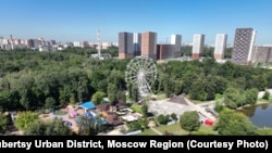 Smješten na istočnoj periferiji Moskve, Ljuberci je dugo imao reputaciju surovog predgrađa u stambenim blokovima iz sovjetskog doba i poznatog po bandama iz devedesetih godina.