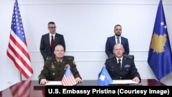 Kosovski general-pukovnik Baškim Jašari (desno) i američki general-major Džon Filips prilikom potpisivanja sporazuma CISMOA, Priština, 13. maja 2025.