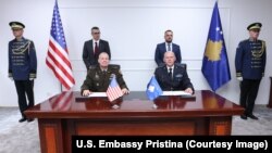 Gjenerallejtënant Bashkim Jashari, dhe Gjeneral Major John Phillips, Drejtor i Komunikimit dhe Kibernetikës në Komandën Evropiane të SHBA-së.