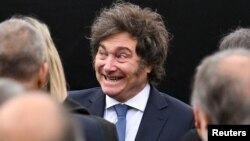 Президентът на Аржентина Хавиер Милей даде на федералната полиция повече правомощия при контрол, претърсване, използване на служебно оръжие и следене. Промяната идва на фона на демонстрации в подкрепа на бившата президентка Кристина Киршнер, която излежава 6 години за корупция.